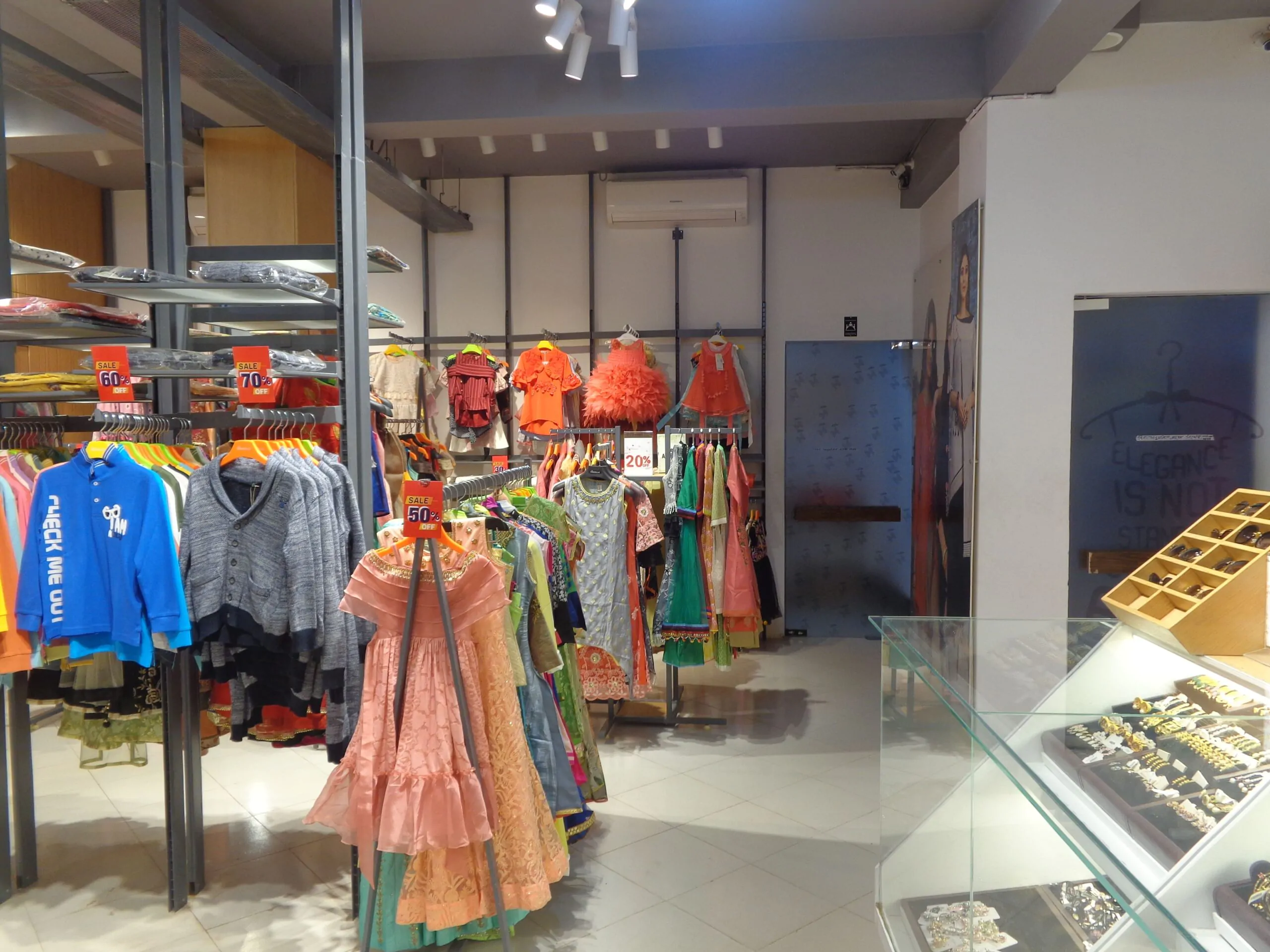 Mbrella Kashempur Complete Project Fashion Store Interior Design (15)