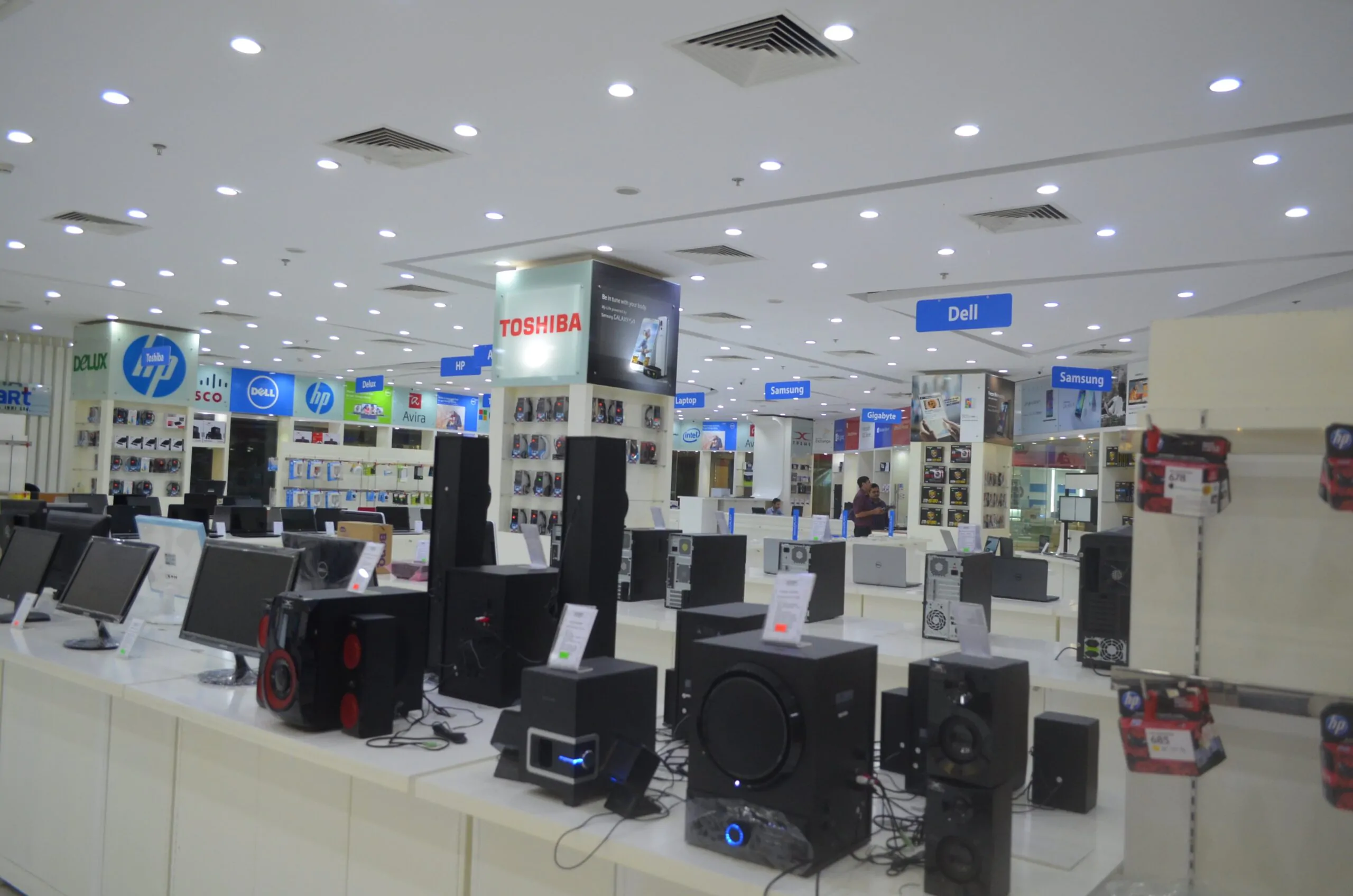 Smart Technologies Jamuna Future Park Complete Project Computer Shop Interior Design (13)