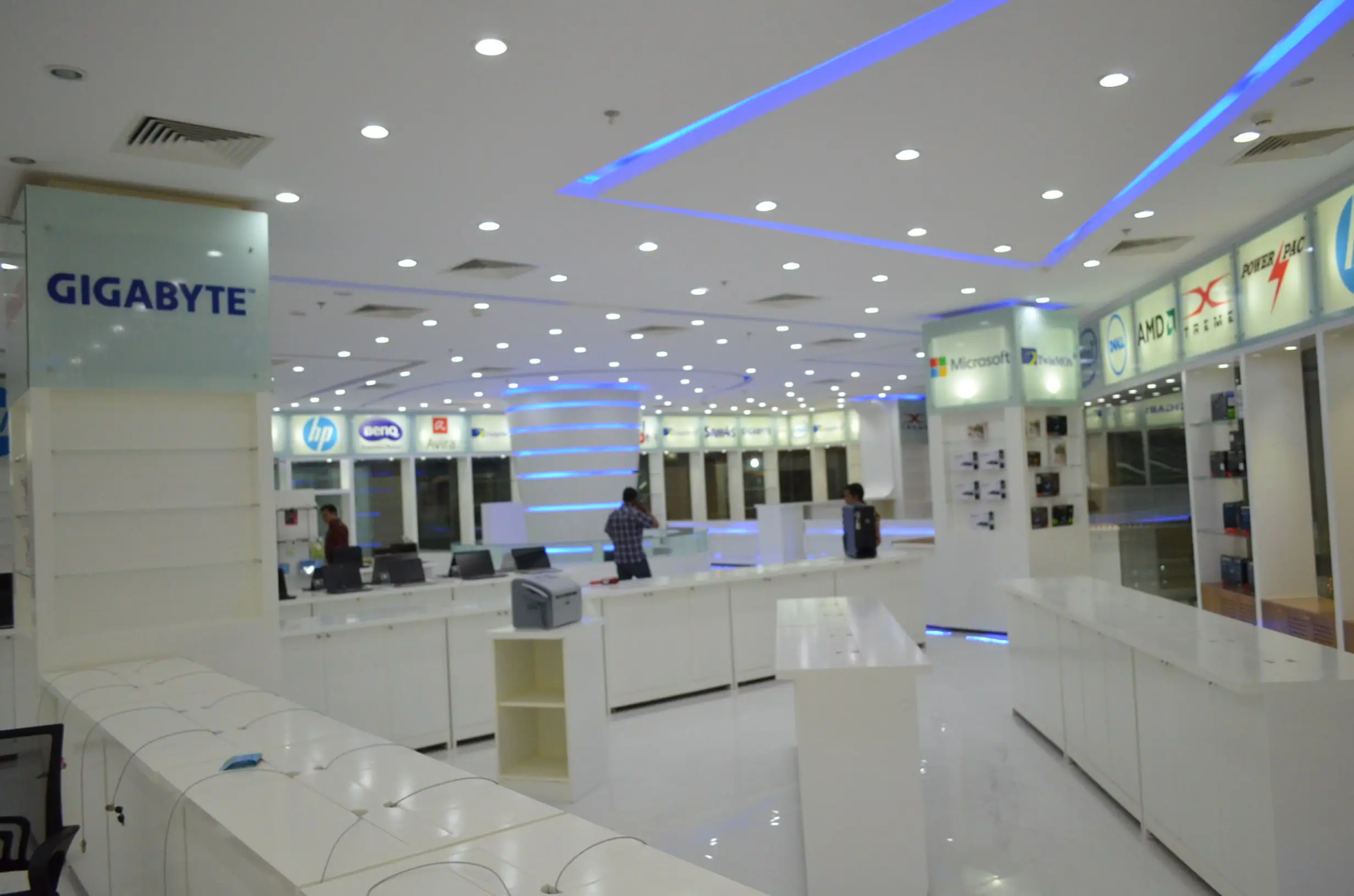 Smart Technologies Jamuna Future Park Complete Project Computer Shop Interior Design (2)