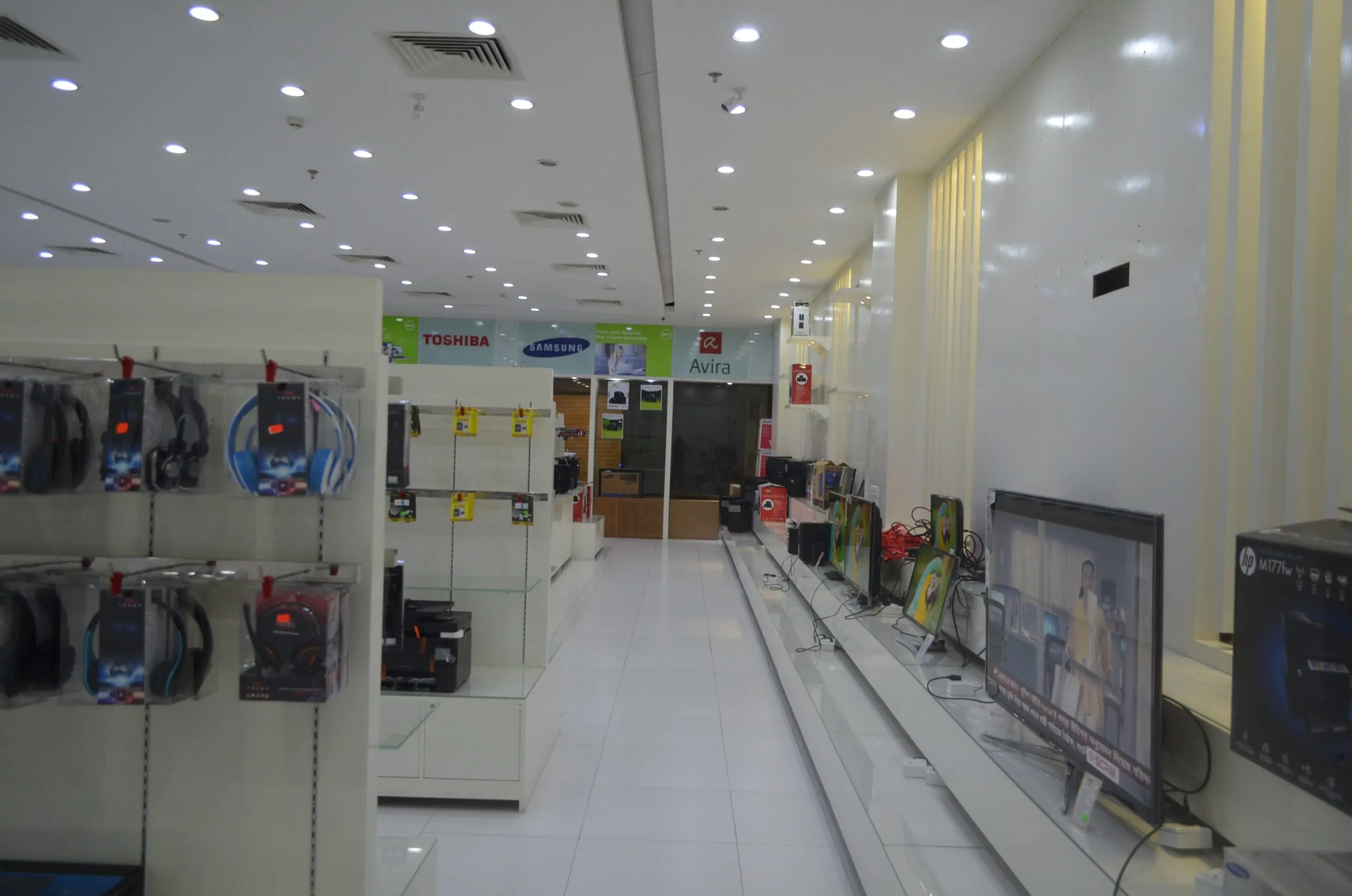 Smart Technologies Jamuna Future Park Complete Project Computer Shop Interior Design (9)